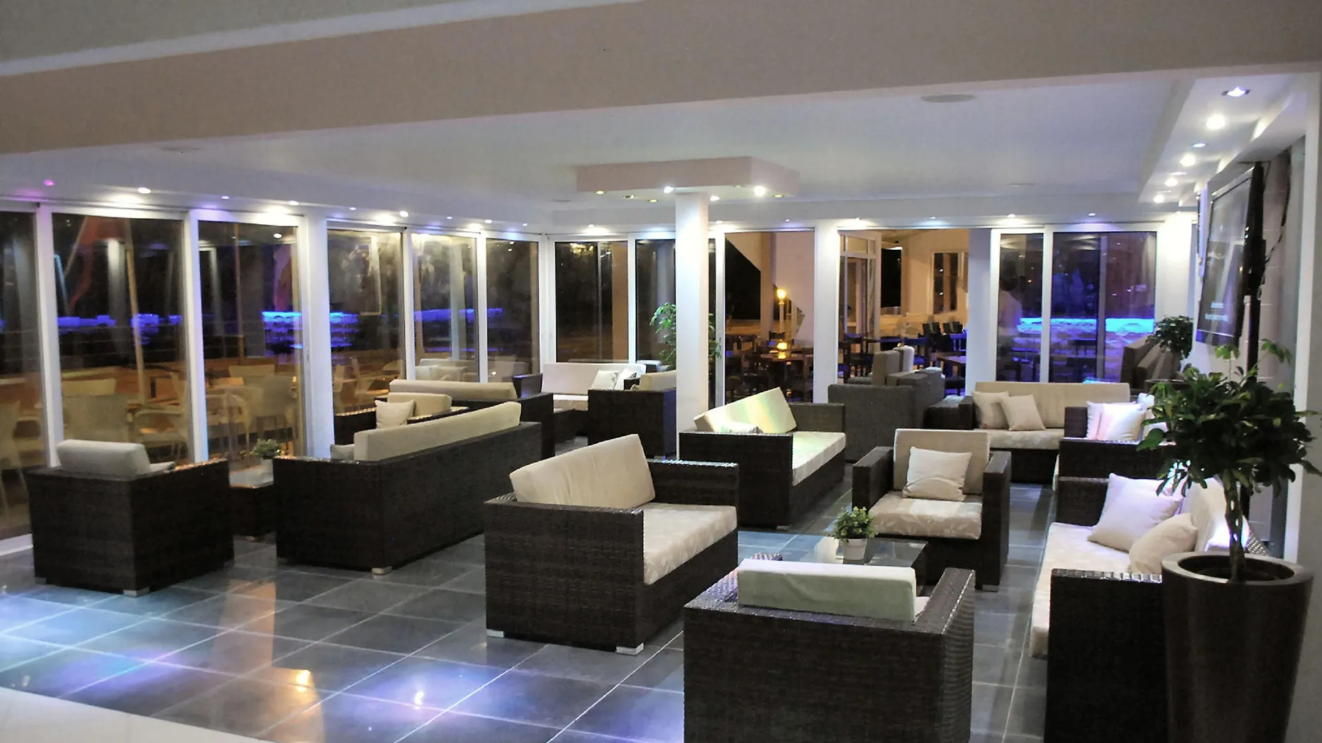 Flamingo Beach Hotel Ларнака