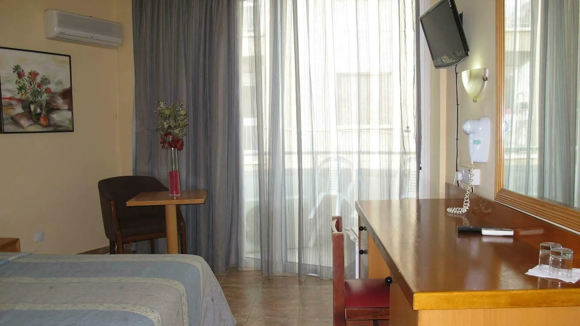 Flamingo Beach Hotel Ларнака